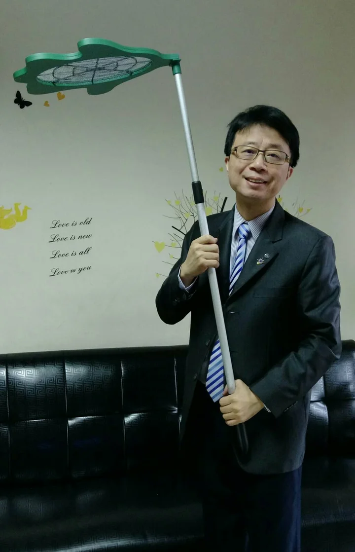 創新先生手持伸縮摺疊電蚊拍，說明從舊答案提出新問題再創造新答案的重新思考案例