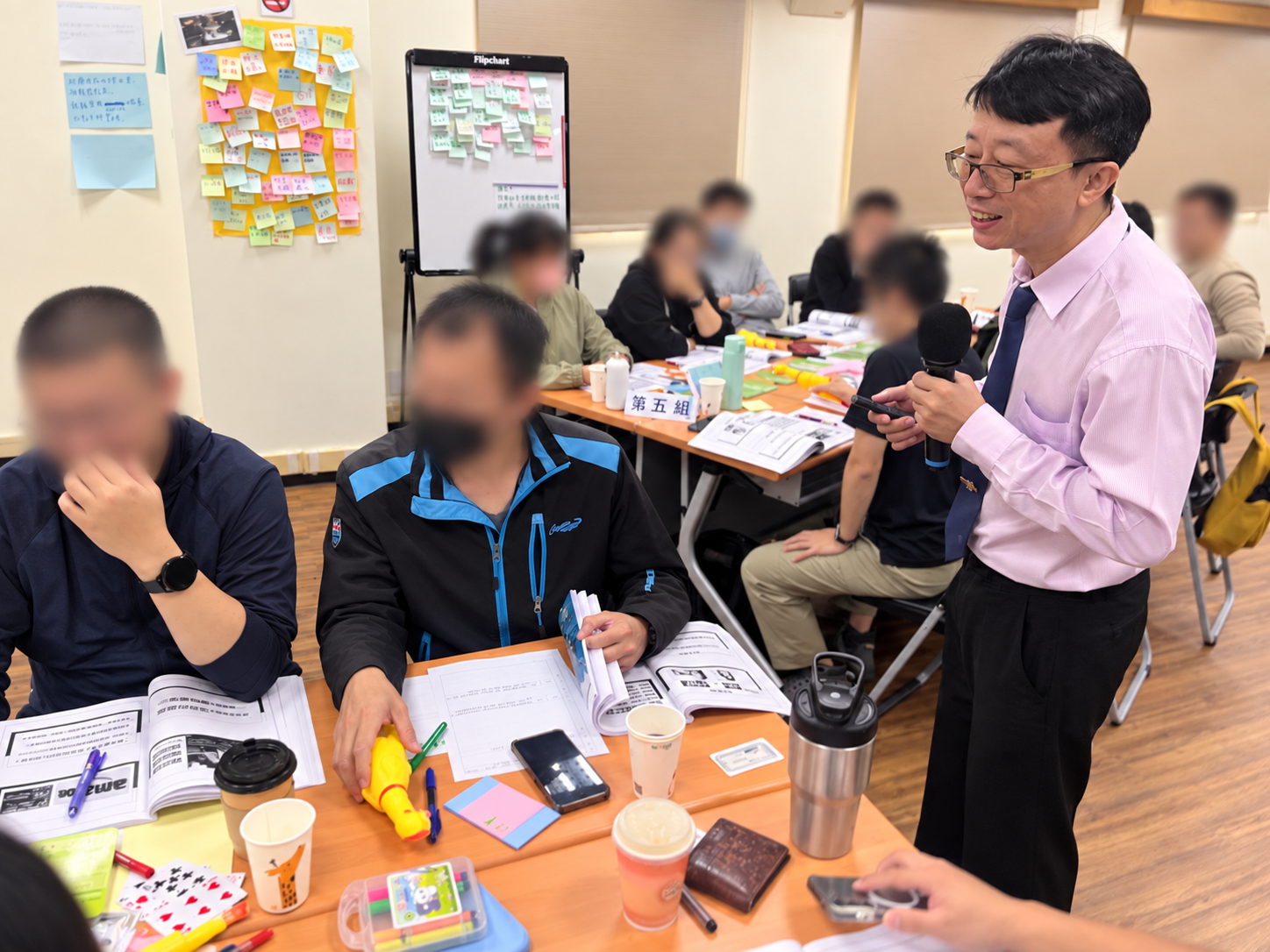 講師現場指導學員操作