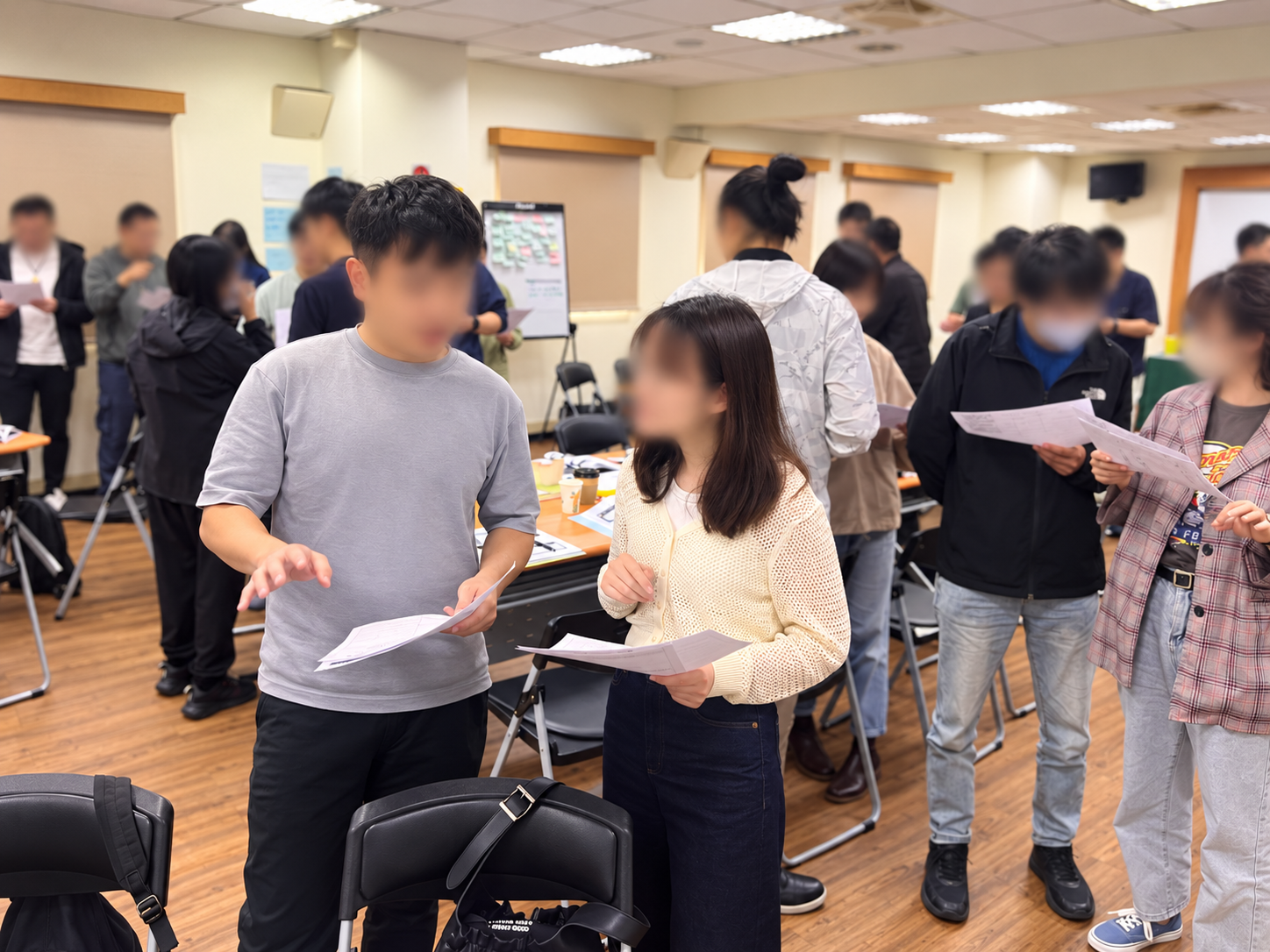 學員兩兩一組討論問題